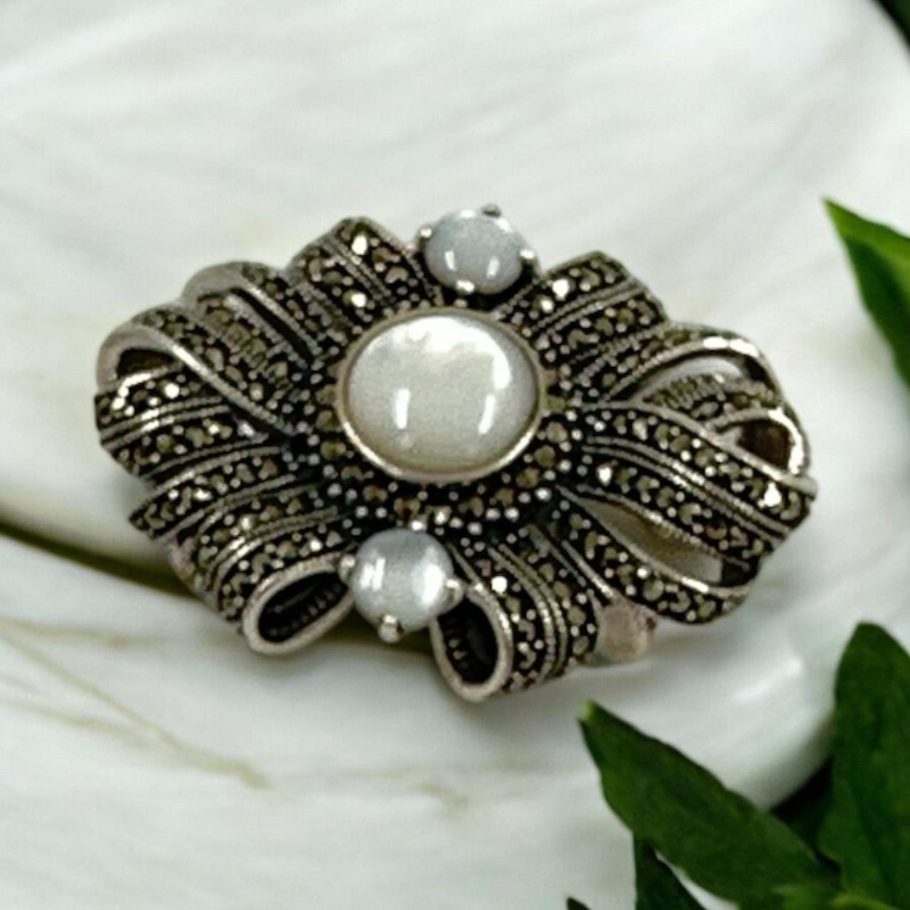 Classic White Sparkle Saree Pin