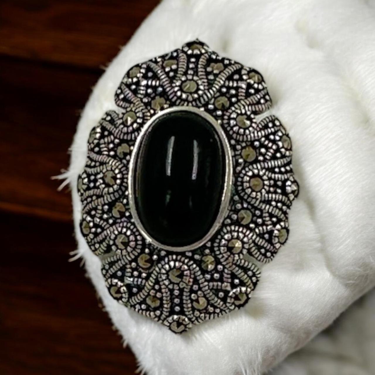 Elegant Black Stone Saree Pin