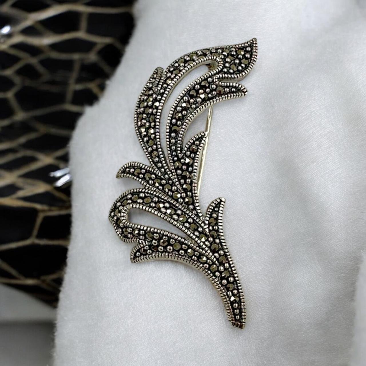 Elegant Tree Motif Saree Pin