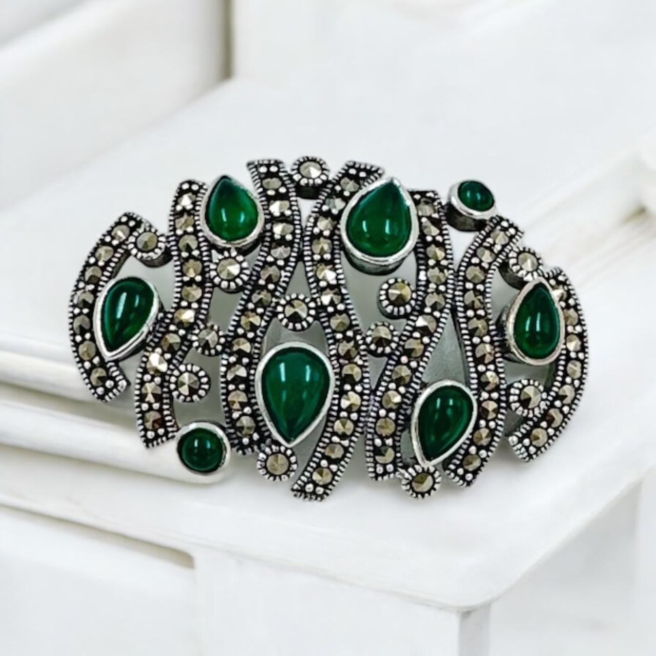 Emerald Glow Saree Pin