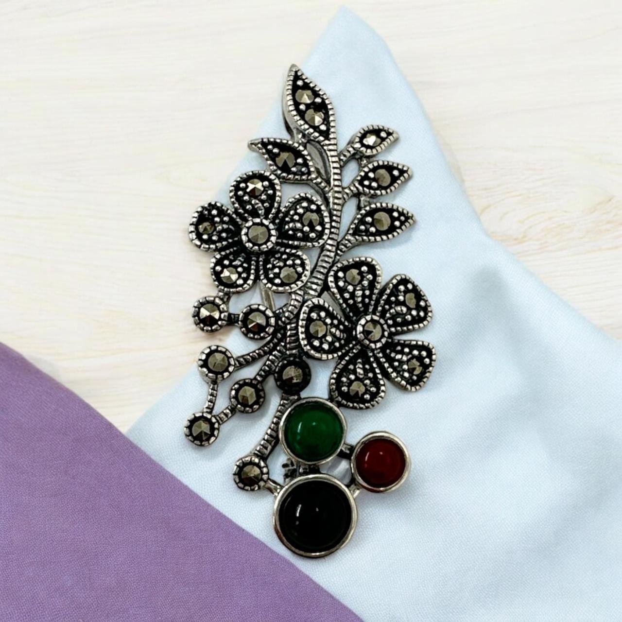 Floral Leaf Elegance Saree Pin