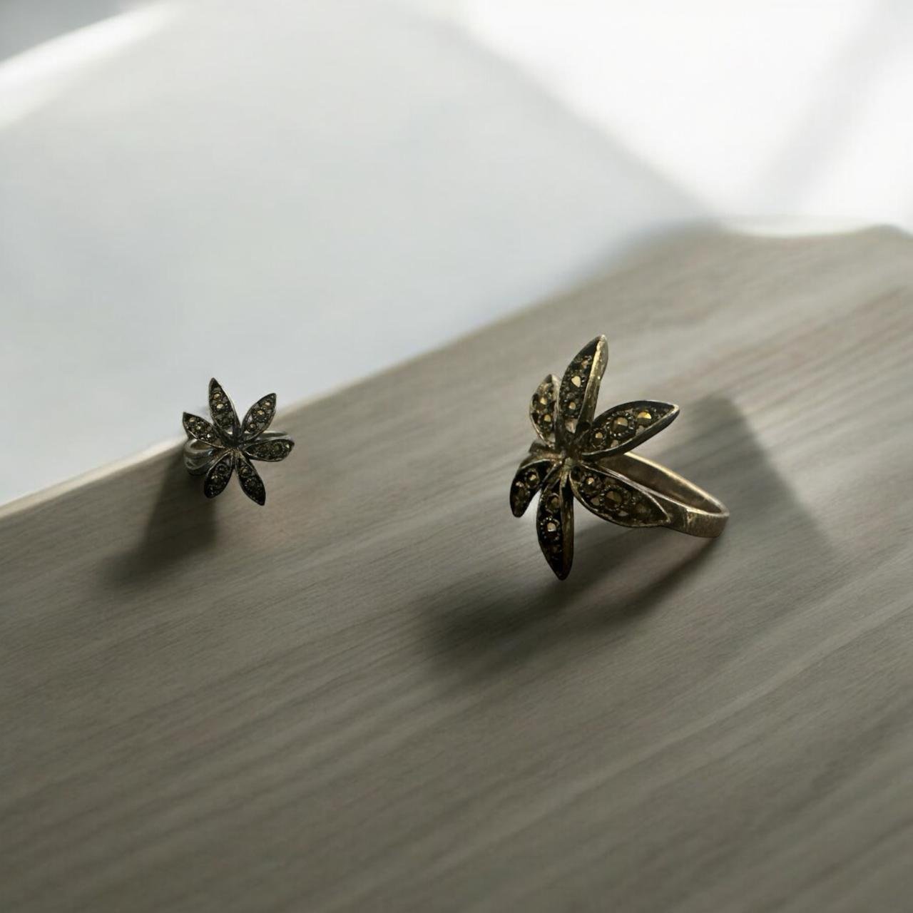 Flower Design Marker Stones Silver Polish Ladies Ring