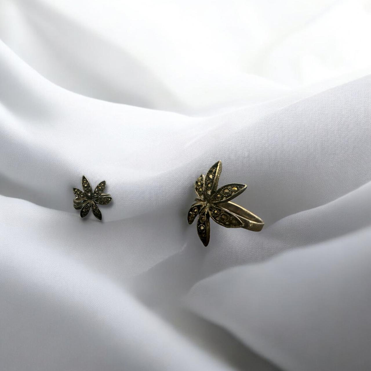 Flower Shape Ladies Finger Ring