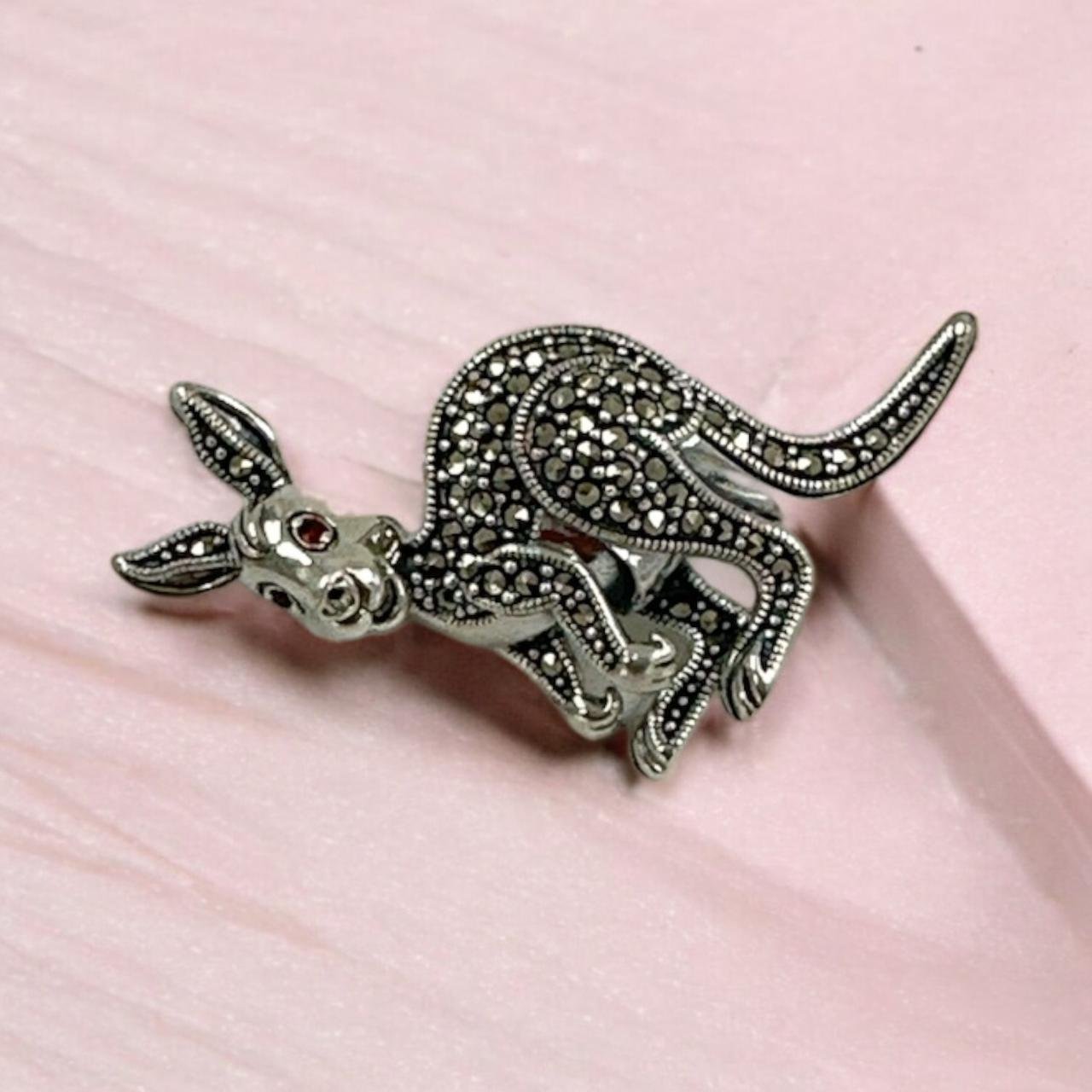 Kangaroo Motif Saree Pin