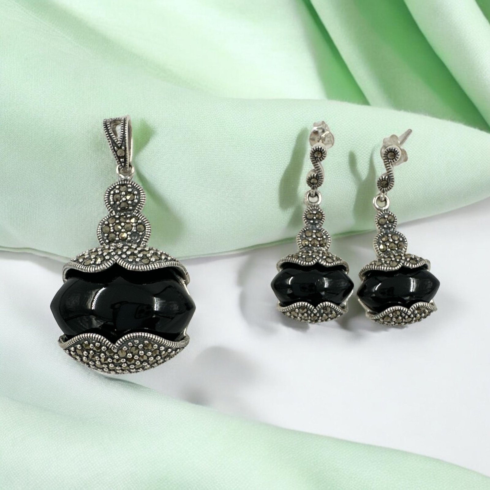 Marker stones and black big stone with silver polish pendent set