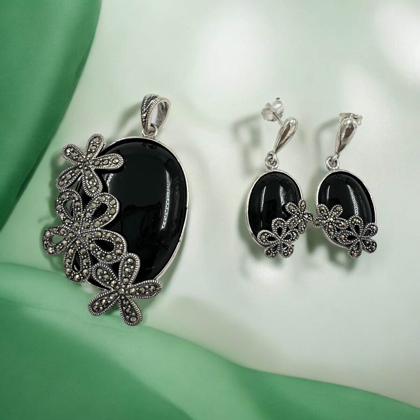 Marker stones and black big stones  with silver polish pendent set