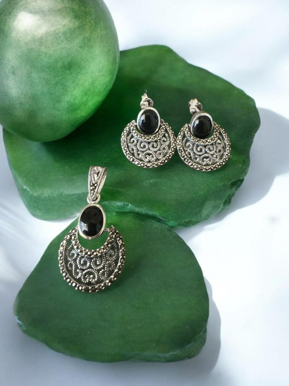 Marker stones and black big  stones  with silver polish pendent set