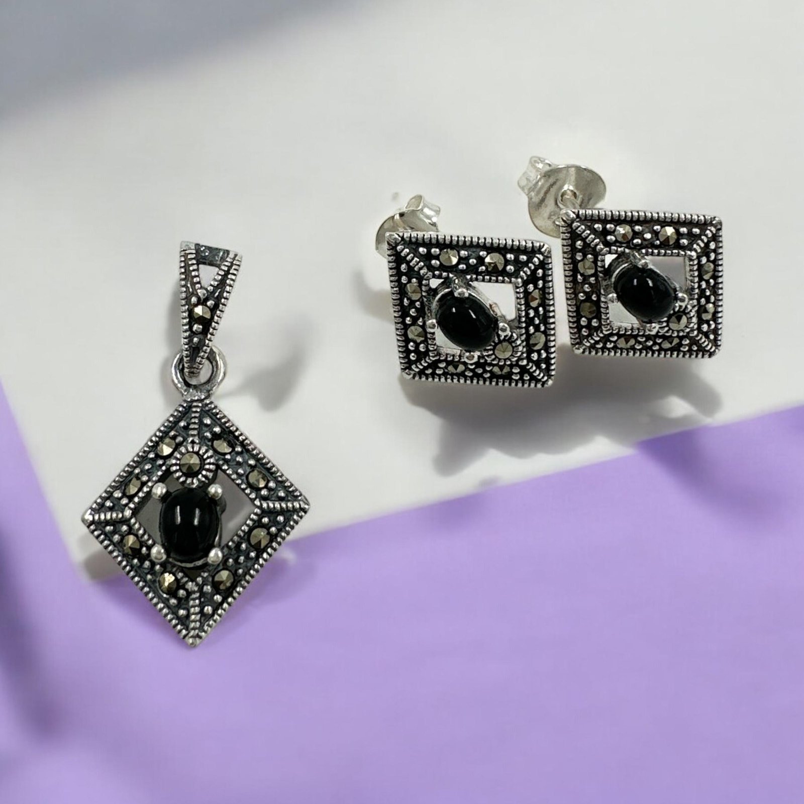 Marker stones and black stones with silver polish pendent set