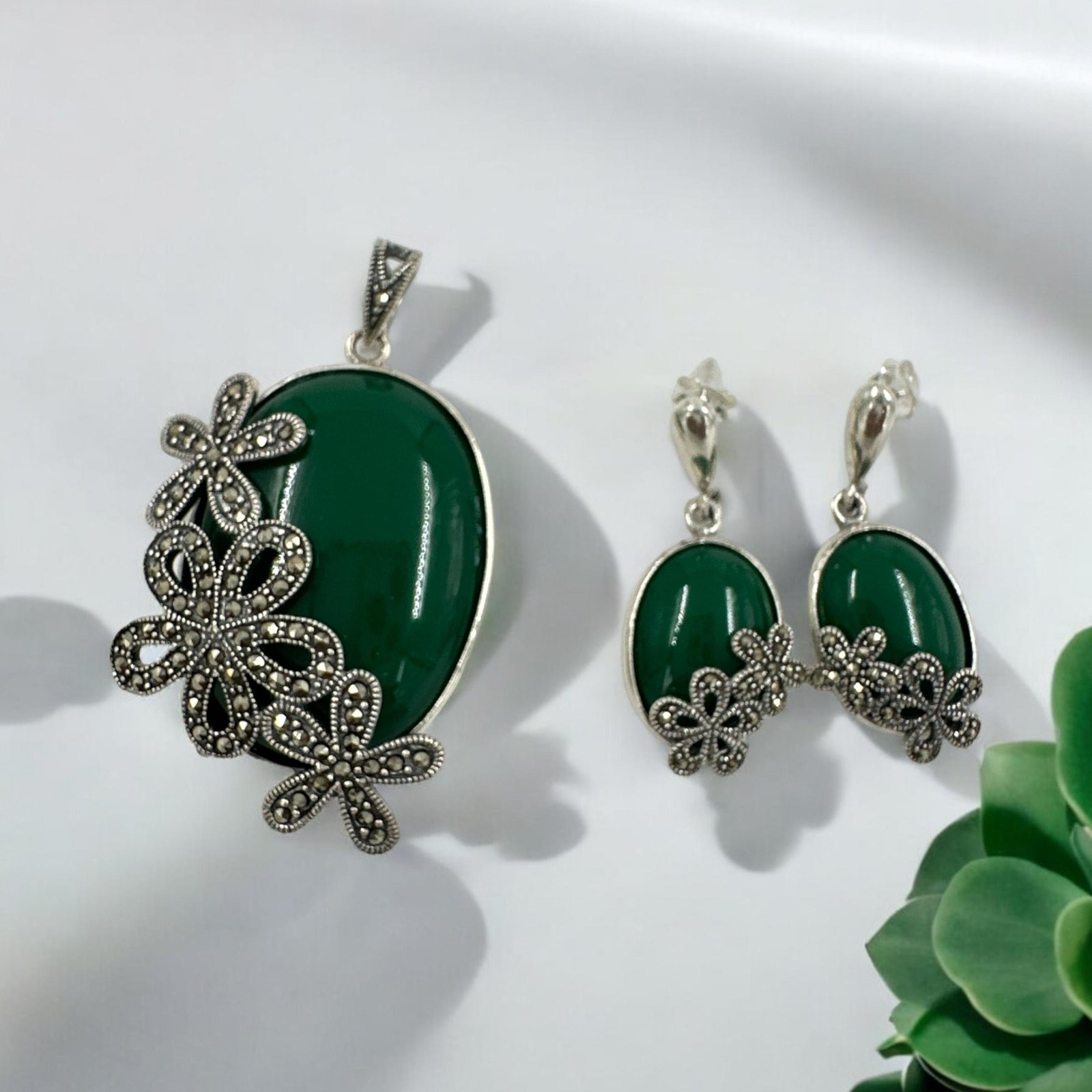 Marker stones and green big green stones with silver polish pendent set