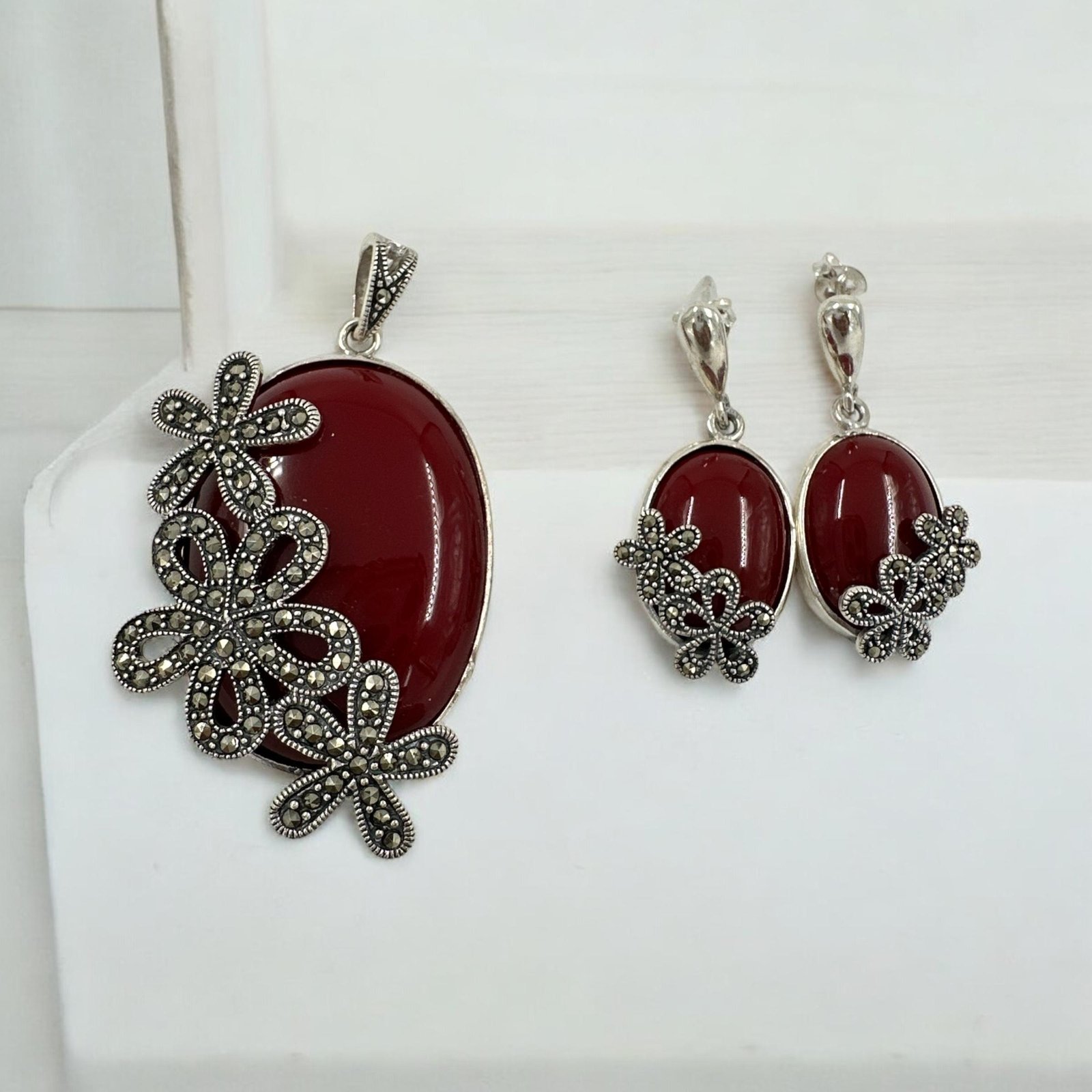 Marker stones and red big stones with silver polish pendent set