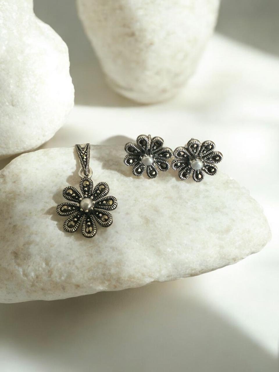 Marker stones and white  pearl  with silver polish pendent set