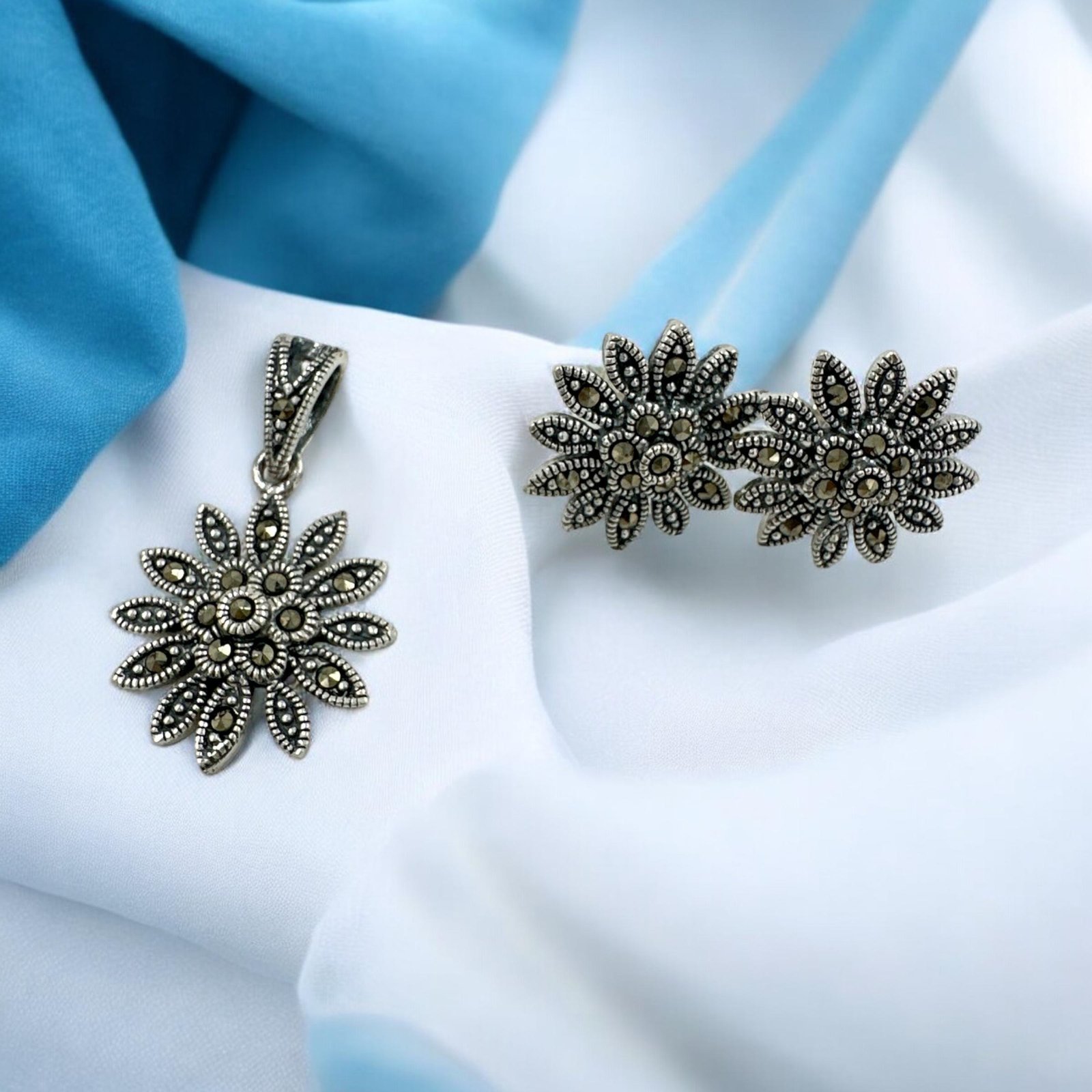 Marker stones pendant with earrings