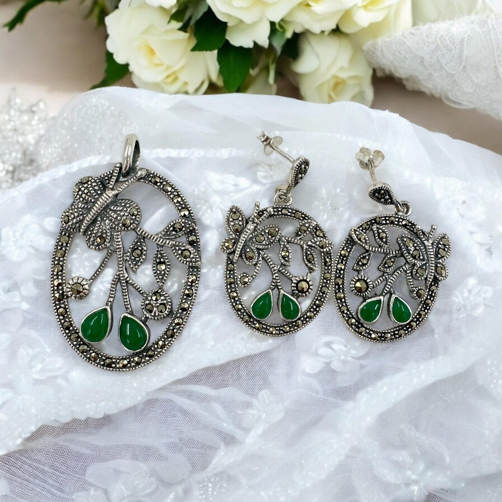 Marker stones with silver polish and green stone pendent set