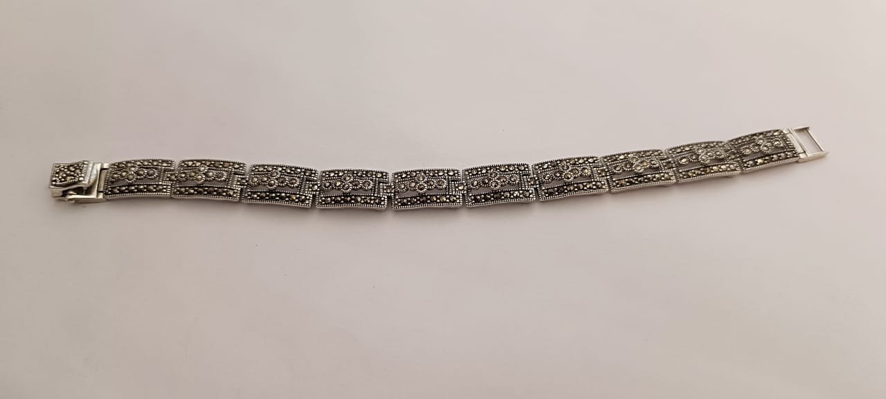 Men's bracelet with silver polish and marker stones
