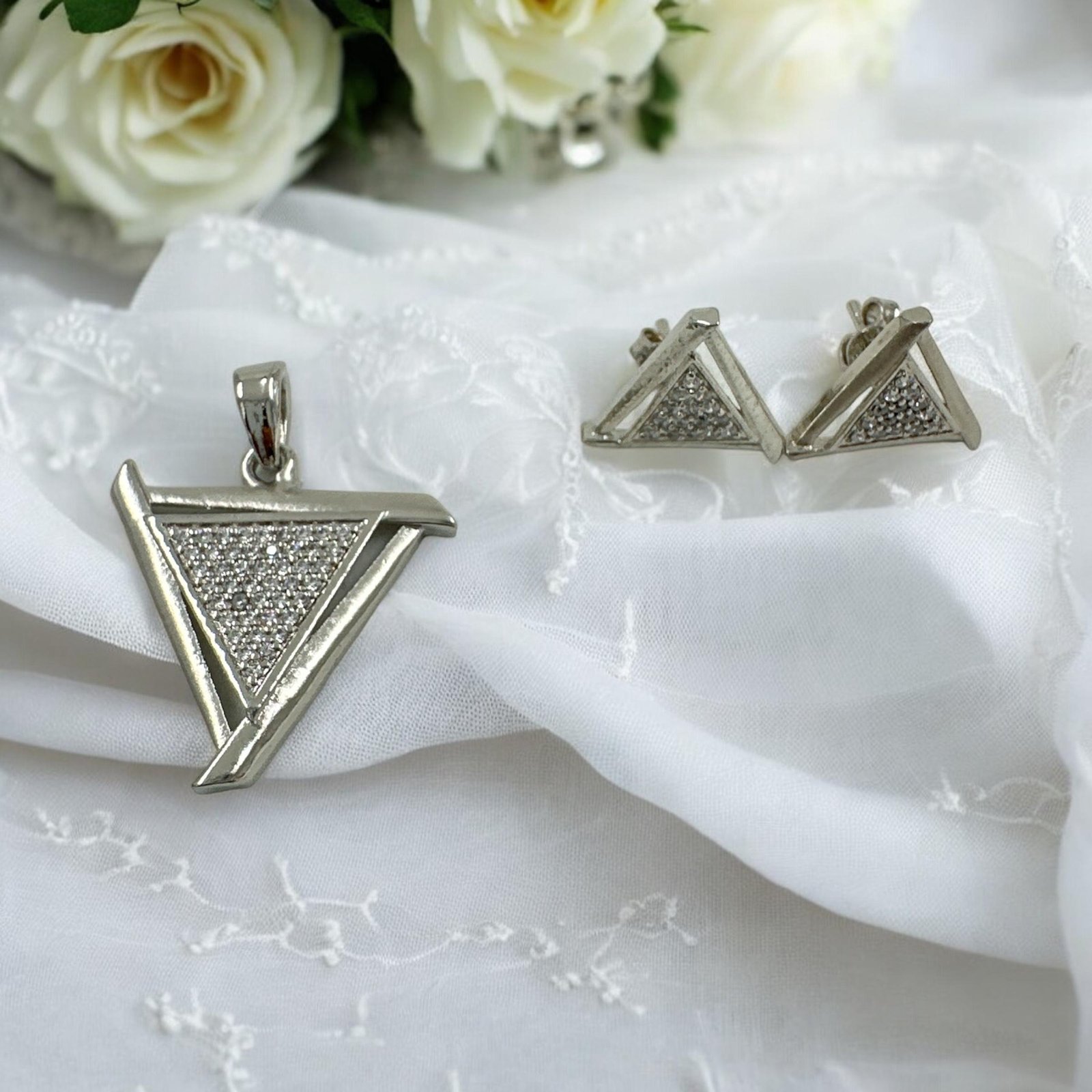 Premium cz stones with silver polish pendent set