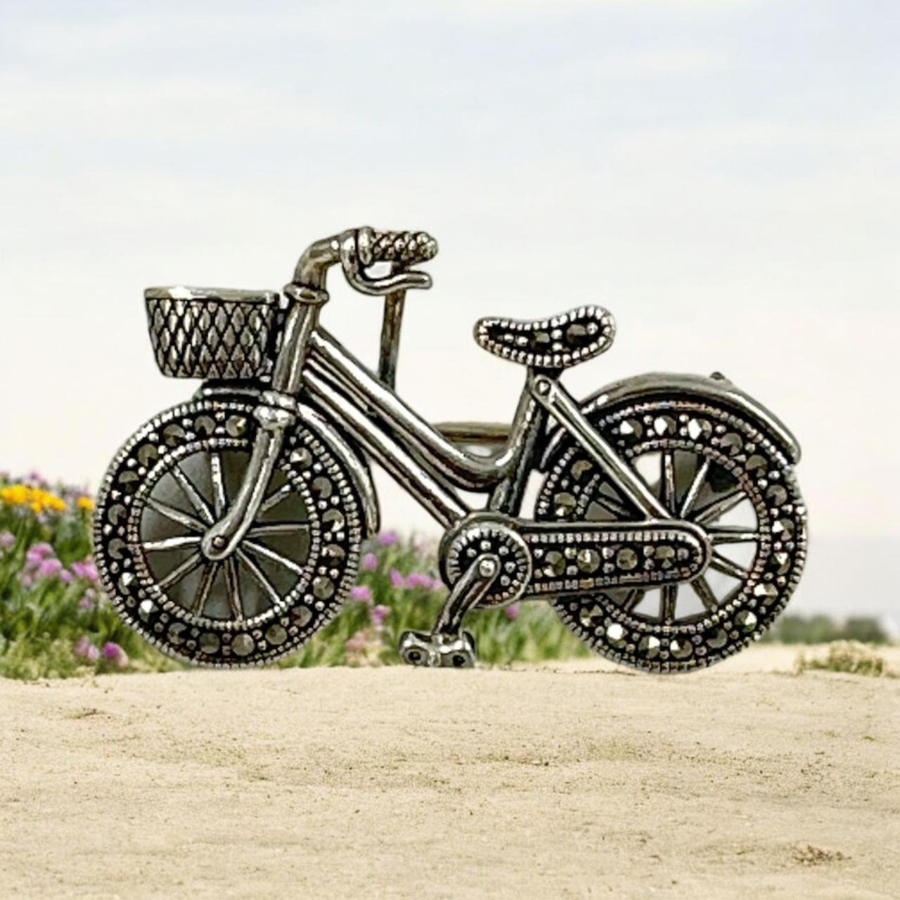 Royal Cycle Modal Saree Pin