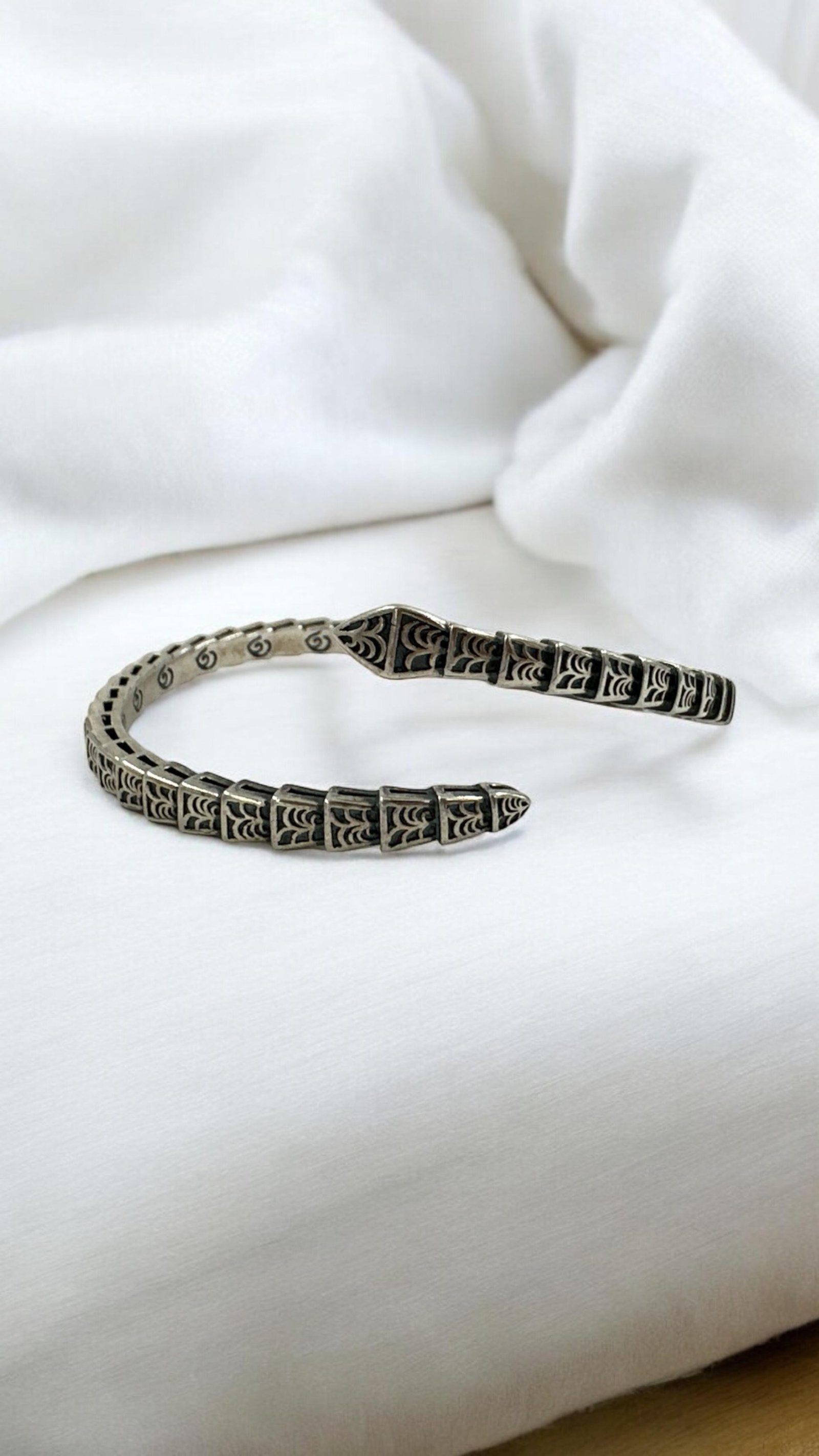 Silver men's kada with antique model