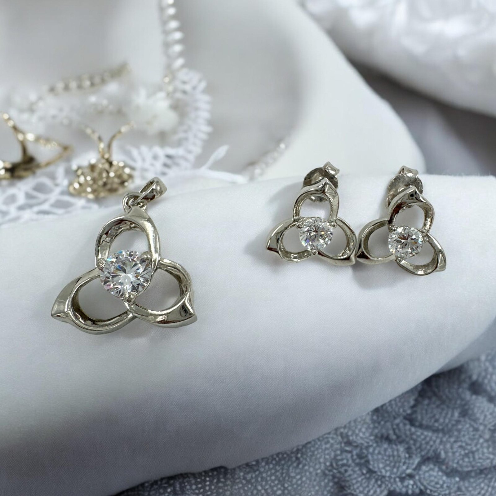 Silver polish pendent with ear rings set and white stones