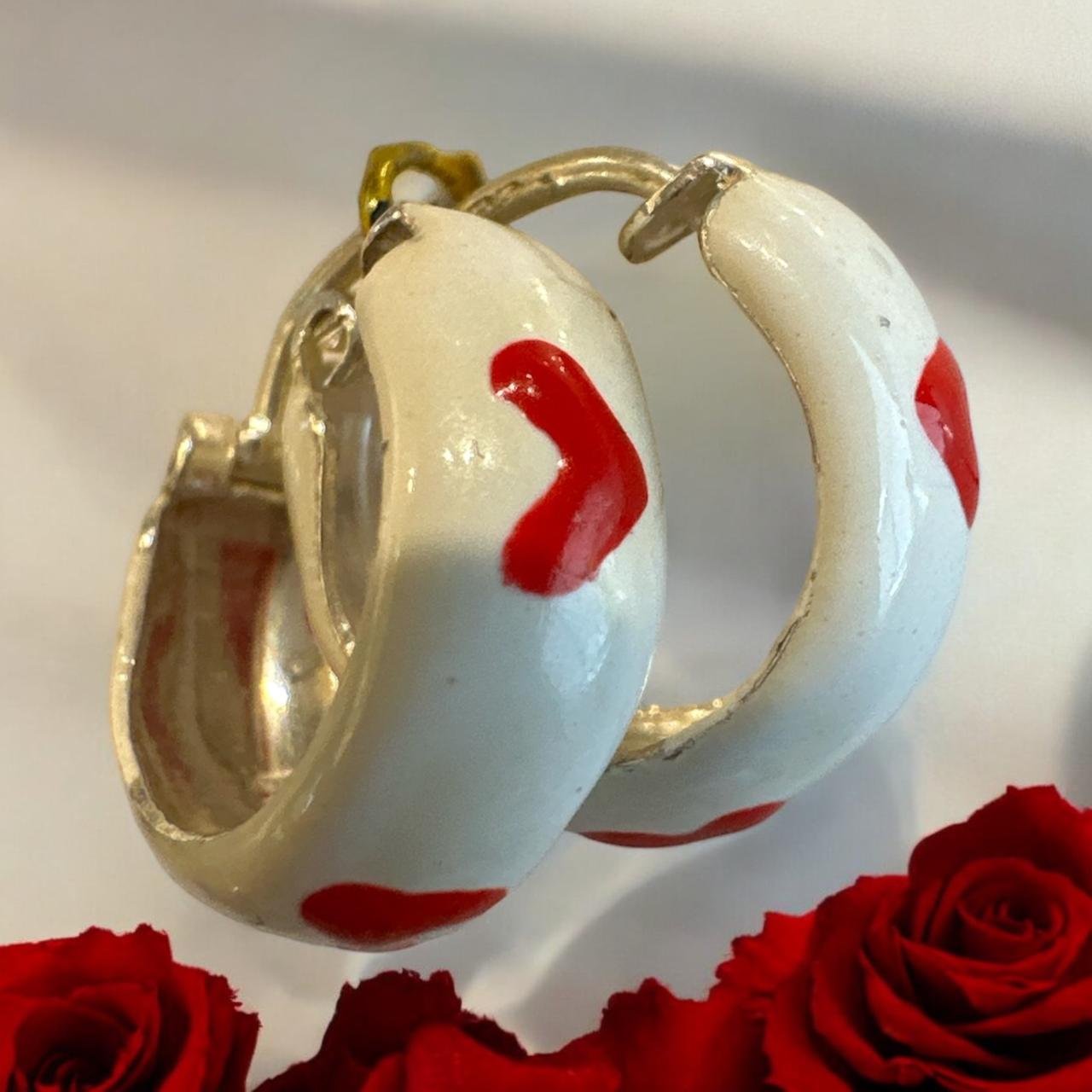 White and red color earrings